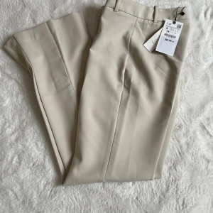 Splitter nya byxor säljes för mycket bra pris - Säljer dessa sand färgade byxor från zara eftersom jag beställde i flera storlekar men inte hann returnera tillbaka i tid. Helt oanvända, prislapp sitter kvar på, storlek S.  Orginal pris 399kr. Jag säljer för 249. Köparen står för frakten. 