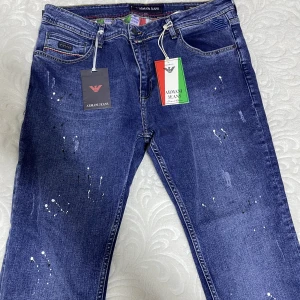 Armani jeans  - Armani jeans helt ny storlek är 38 L. Har fått den Present och de va stor på mig.