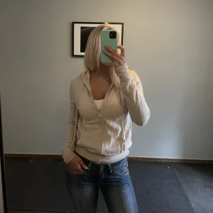 Soft goat zip hoodie - Säljer min soft goat zip hoodie i Kashmir på grund av att den inte har kommit till användning på ett tag. Den är i storlek xs och väldigt bra skick. 