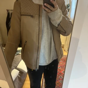Fin beige vintage skinnjacka - Jättefin beige skinnjacka till våren:) Superfint skick. Köpt secondhand därför oklart märke.  köparen står för frakten!💕