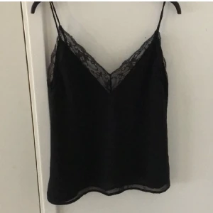 Linne med spetskant - Fint skick  Stl S