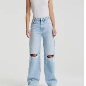 Ett par jätte fina jeans från gina tricot. De är i fint skick men har växt ur dom så säljer vidare de nu. FINNS INTE LÄNGRE ATT KÖPA PÅ GINA! De är i storlek 38 och i fint skick. Hör gärna av er för prisförslag eller fler bilder❤️