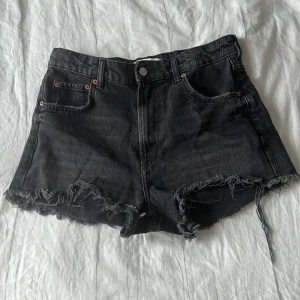 Zara shorts - Shorts från zara. Använder fåtal gånger så fint skick. De är i storlek 40 men passar mig som är 173 och vanligtvis har S/36 så skulle säga att de är små i storleken:)