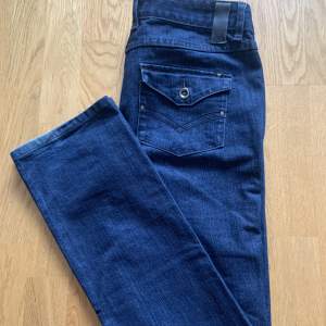 Säljer mina gamla lågmidjade Vero Moda jeans pågrund av att dem är för stora och inte kommer till användning. Jag skulle säga att byxorna är i stl S/M💗 bara att höra av sig om du har frågor eller funderingar! 😽
