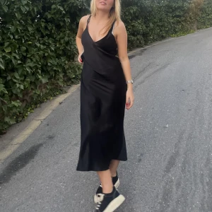 Zara silkes klänning - säljer nu denna klänning då den är för stor på mig, storlek xs, är 160❤️ nypris 399