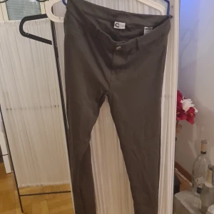 Byxor - Byxor i leggins material med knapp och blixtlås 