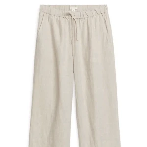 Arket linnebyxor - Säljer nu dessa fina linnebyxor från Arket i färgen beige i strl 34. Perfekta till sommaren☀️Skriv för mer information. Köparen står för frakten🤍