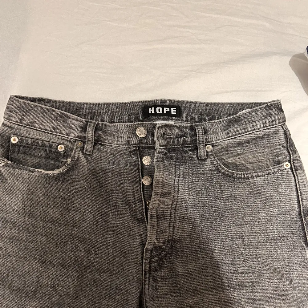 Säljer hope jeans i använt skick. Litet hål i vänster ficka och skavt lite på höger men fungerar utmärkt.   Storlek 27 men passar större   Skriv för mer info😊. Jeans & Byxor.