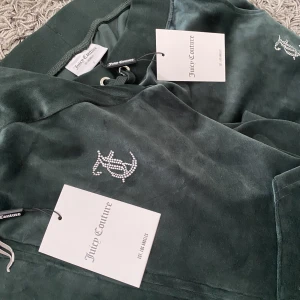 Juicy Couture set - Jätte fint nytt Juicy Couture set med prislapparna kvar som jag aldrig använt förutom testat🤍säljer för att den börjar bli lite liten för mig tyvärr! Pris går att diskutera vid snabb affär🤍Hör av er om ni är intresserade!!