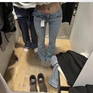 lågmidjade jeans💘 - jättefina snygga lågmidjade jeans😁💘 de är bootcut/flare/utsvängda ,är 168cm lång och de passar perfekt😊 de är stretchiga också 💘midjemått:74cm ,  ( tror jag ) lägger ut igen för oseriösa användare 💘