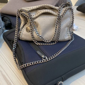 Stella McCartney inspirerad väska - Intressekoll på min jätte fina lilla grå stella McCartney inspirerad väska,(inte äkta men väldigt lik). Några få sminkfläckar innuti väskan men inget synligt på utsidan! Budgivning om många är intresserade!💗