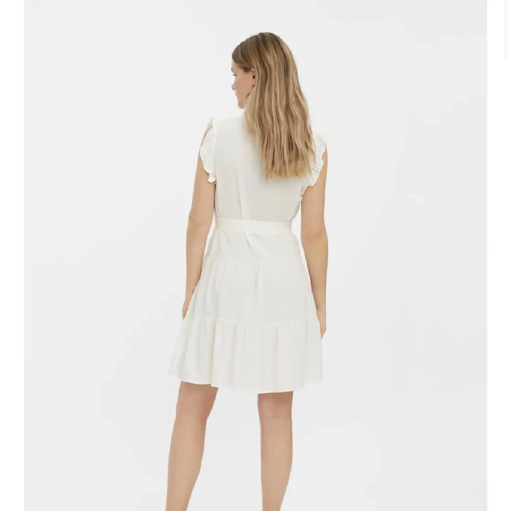 Helt oanvänd vit klänning från Vero Moda. Tillhörande vitt ”skärp” . Klänningar.