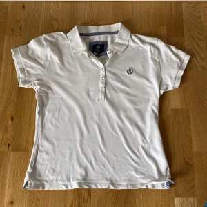 Henri Lloyd Piké - Henry Lloyd Piké woman Storlek: XL, liten i storleken. Tror det är barnstorlek 