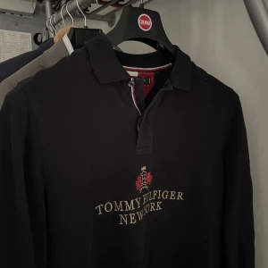 Tommy Hilfiger piké - Säljer min snygga svarta långärmade piké från TH. 10/10 skick 🤩 storlek XS