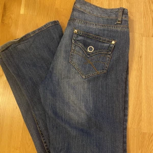 Lågmidjade jeans  - Lågmidjade jeans med snygga fickor, passar nån med storlek s men ja kan ha dom och brukar ha m i byxor oxå, dom är i bra skick 