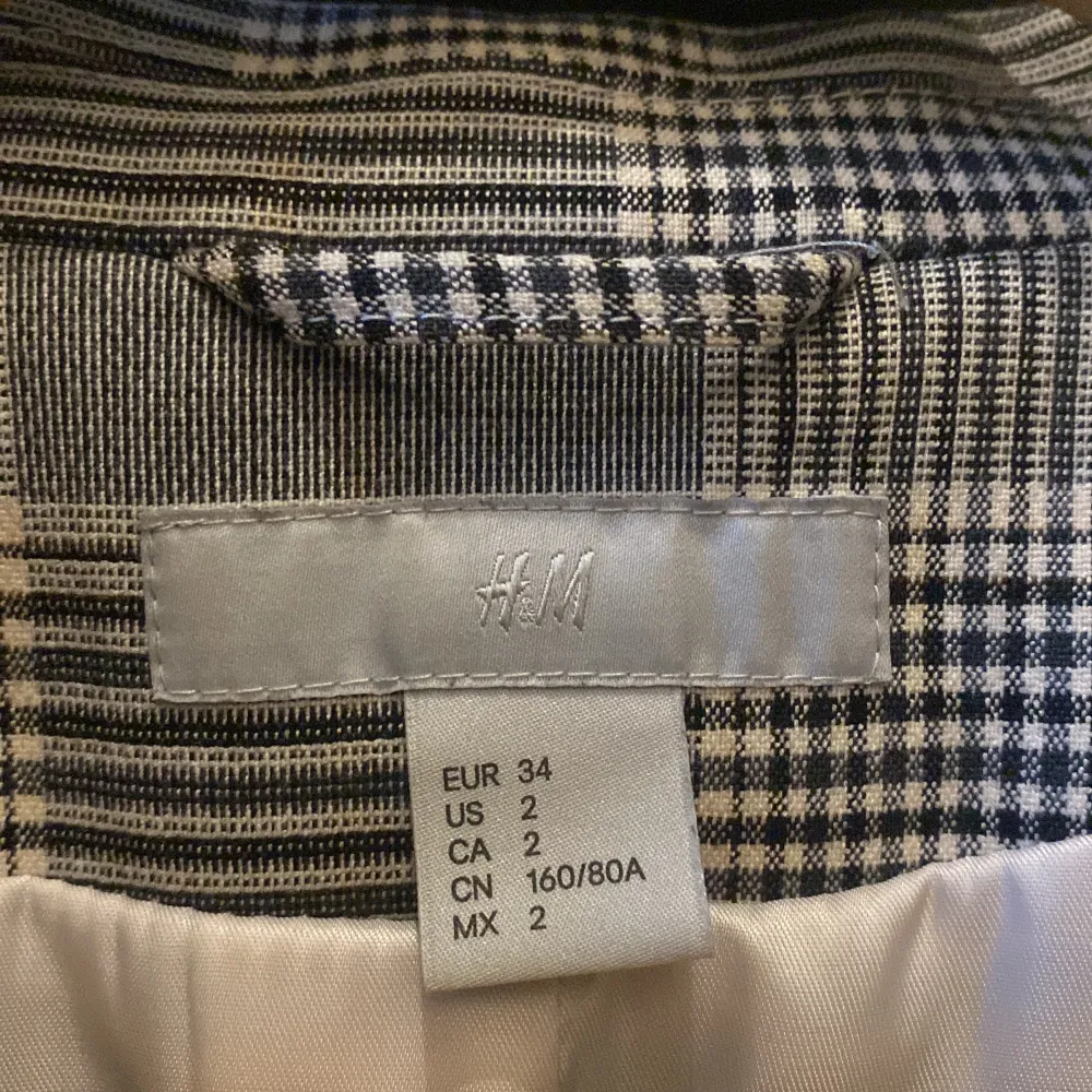 Rutig kavaj från H&M köpt för några år sedan. I gott skick, men används aldrig tyvärr. Storlek 34.. Kostymer.
