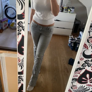 Lågmidjade gråa jeans från zalando - Slutsålda. Storlek w29 l34 Sitter som s/m  Jag är 172 och dom är bra på mig  Har trampat sönder dom lite längst nere men inget som syns när man har på sig dom. Säljer för 300kr( köpta för 575kr)