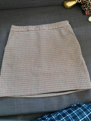 Kjol  - Inköpt på Mango förra året, finns inte att köpa i butik längre!🌷 Den är aldrig använd lapparna är kvar och därmed i nytt skick. Säljer då jag inte trivs i den. Storlek M. Skriv om ni är intresserade eller vill ha fler bilder💕💞🌸🌸🌺🌷