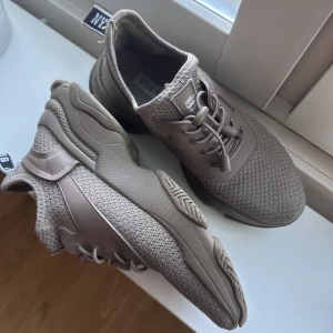 Steve Madden Sneakers - Steve Madden skor i storlek 37.  Jätte fint skick.  Lite mindre i storleken så passar både en 36:a och en 37:a