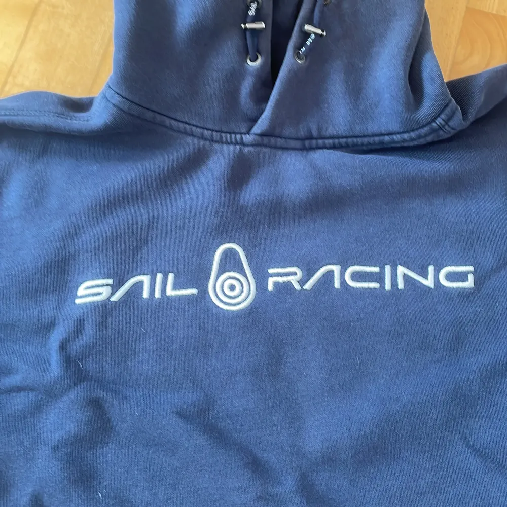 En original sail racing hoodie i färgen marinblå. Inte använt mycket är i skicket oanvänd. . Hoodies.