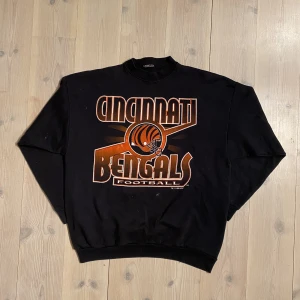Vintage mudg sample - En riktigt störd 1/1 av märket mudg eller martyr underground från tiden då de var aktiva. Det står ”Martyr” tryckt i rinestone på ryggen av en vintage fotbolls sweatshirt. 