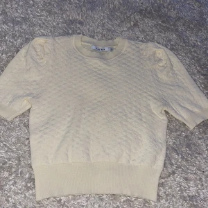 Jätte fin stickat kort ärmad tröja💘💘 - Använt 2 ggr, jätte fin men sitter fel på mig. Puff i armarna och ribbad längst ner av ärmarna 