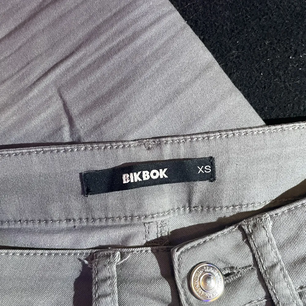 Gråa jeans från BokBok Aldrig använda Storlek XS. Jeans & Byxor.