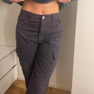 Cargobyxor - Cargobyxor från Zara. Använda fåtal gånger så är i fint skick! Strl 40 💗