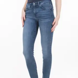Stuprörs jeans lågmidjade, modell Kelly. Strl 26/32. Tiger of Sweden. Har ett hål vid skärphålet som går lätt att laga, därav lågt pris. 