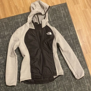 The North Face jacka - jacka XS köpte fel storlek så inte använd. nypris jdsport: 1200