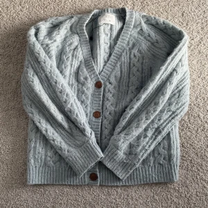 Blå kofta  - Säljer denna kofta pga den inte kommer till användning längre, skriv om ni vill ha fler bilder vid intresse 