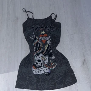 ÄKTA ed hardy klänning - Ed hardy klänning äkta helt ny! 