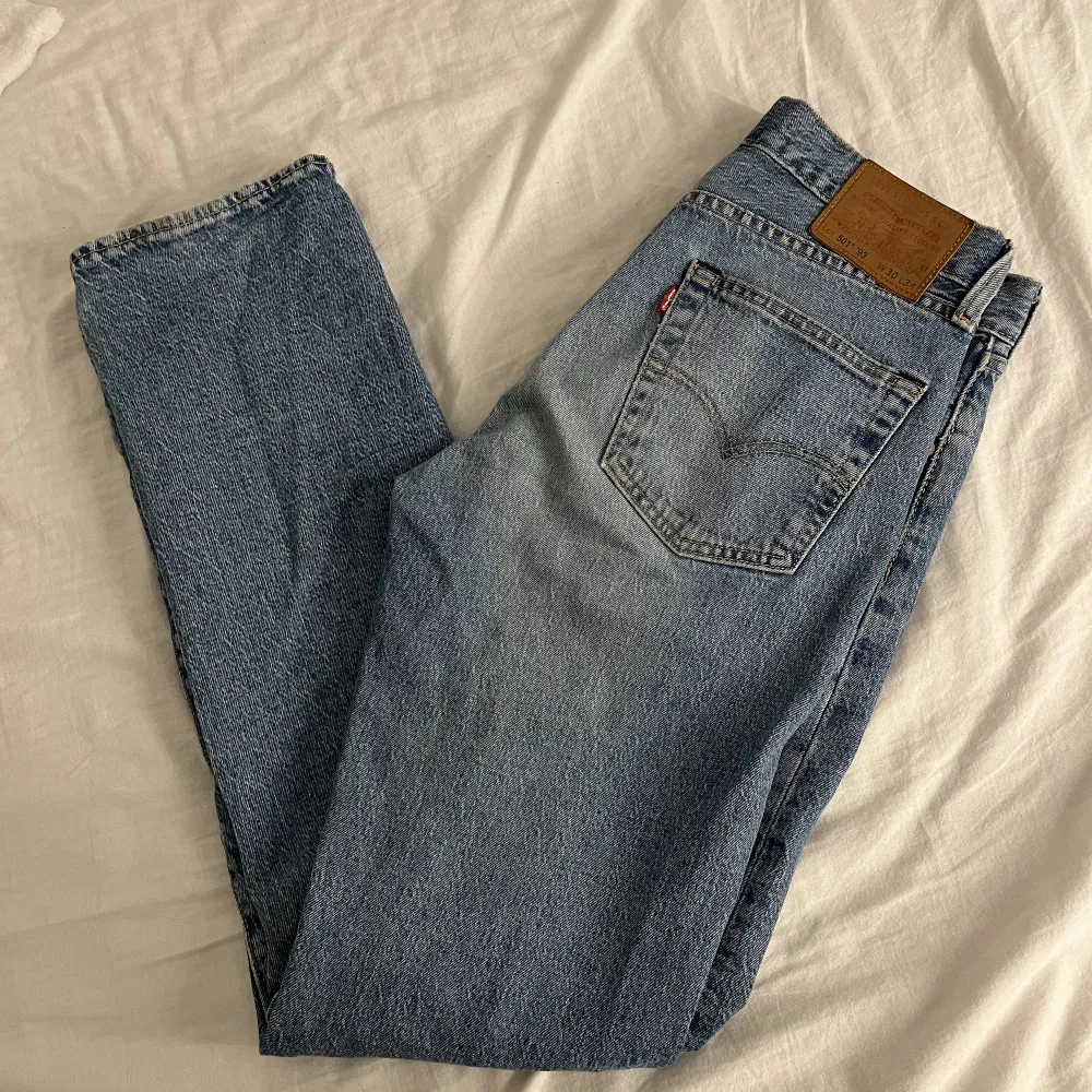 Jag väljer att sälja mammas gamla Levis jeans som är sjukt snygga!! Passar mig som är 170 lång, storlek w30 l 34💓skriv för fler bilder m.m.. Jeans & Byxor.