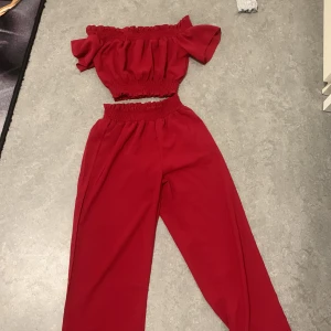 Röd tröja Med röd byxa!!🌺 - Båda är för 25 kr. Den är jätte fin och passar väldigt bra! 