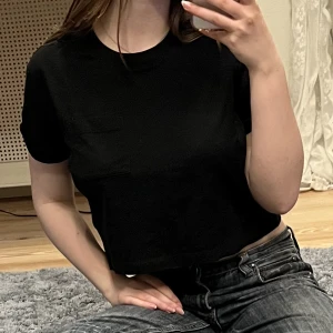 Croptop - Snygg croppad t-shirt. Perfekt basplagg. Hör gärna av dig om du har frågor!