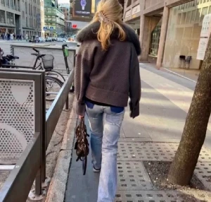 Acne jeans - Funderar på att sälja dessa supersnygga jeans från acne då jag inte använder dem så mycket! Säljer ändade för bra bud💕 stolek 25/32 men passar mig bra på mig som vanligtvis har 26elr27/32❤️‍🩹 Säljer för 1200 köptes för 3000 och går knappt att få tag på nya🙏🏽
