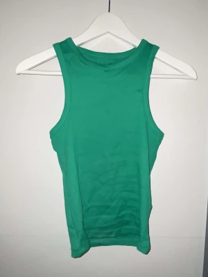 Linne - Fin färg och skönt material. Satt lite för tajt på mig. Den är aldrig använd. 