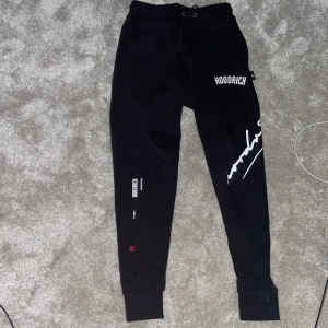Hoodrich byxor - Hoodrich byxor köpta för 999kr. Använda några fåtal gånger då de ej passar mig. Skick 9/10😉😁🔥