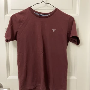 Gant T-shirt  - fin mörk/vinröd T-shirt från gant i strl S, har tyvärr inte kommit så mycket till användning på senaste tiden, skriv om ni har frågor o vill ha fler bilder💗