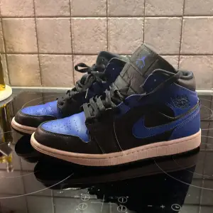 Säljer mina nästan oanvända Jordan 1 royal high i storlek 41 köpta från zalando för 1200kr och säljs för 900kr vid snabb affär kan priset diskuteras och digitalt kvitto finns.