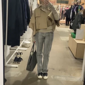 Cropped trenchcoat från COS - Intressekoll på denna väldigt snygga korta trenchcoat från COS!! Endast använd vid ett tillfälle i höstas🫶🏼🌟