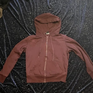 small zip-up hoodie - gullig tight burgundy zip-up hoodie, har fickor och är rätt så mysig, dm för mer bilder!