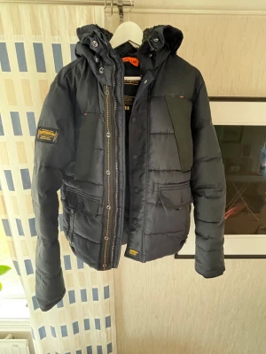 Superdry Jacka  - Sjukt fin superdry jacka som jag knappt användt, den är använd i cirka 2,5-3 månader då jag växte ur den. Storleken är S men den passar även på medium.  ———— Ny pris: 3599kr 