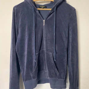 Mörkblå vintage zip up - En large mörklblå juicy couture zip up inget fel på den. Ni kan gärna buda i kommentarerna 