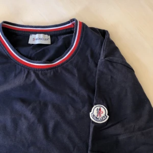 Moncler T-Shirt - Hyfsad kvalité, moncler patchen är lite halvdassig efter ett par år av användning, bra material och kvalite utöver det. Storlek S/M, lite tajtare för M. Köpt second hand