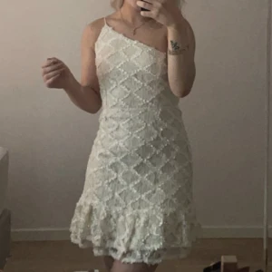 Studentklänning  - Säljer denna studentklänning i storlek xs, den ser inte så vit ut på bilb men den är vit