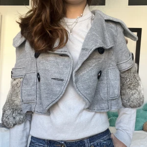 Kappa!  - Sååå cool kappa med päls på armarna❤️