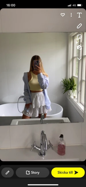 Gul topp zara - Supersöt topp! Bra skick. Säljer då den inte passar längre💗 finns ej kvar på zaras hemsida