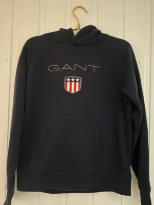 Gant hoodie - Marinblå/mörkblå gant hoodie. Använd få gånger och är i väldigt fint skick. Köpt från Zalando för 899kr