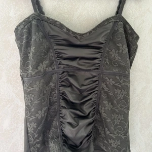 Topp - En vintage topp. Lite korsett aktig. Strl: M men passar även en S.  Material: Spets och satin